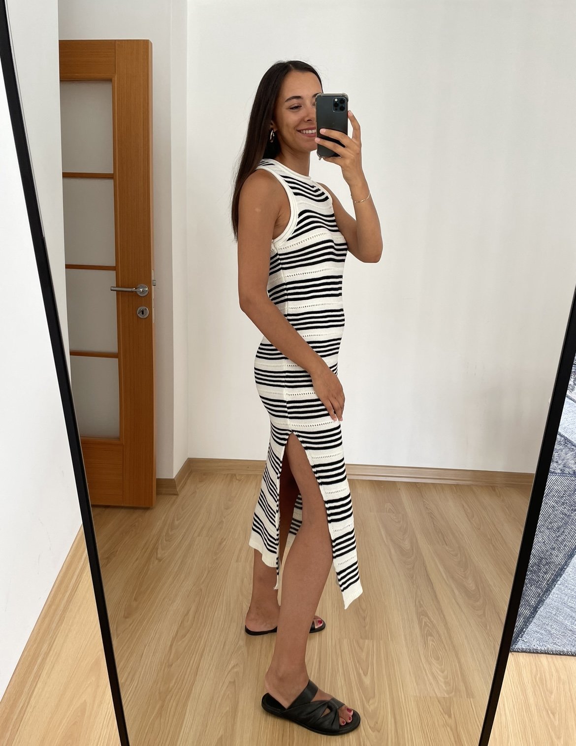 Ekru Çizgili Yırtmaç Detaylı Elbise