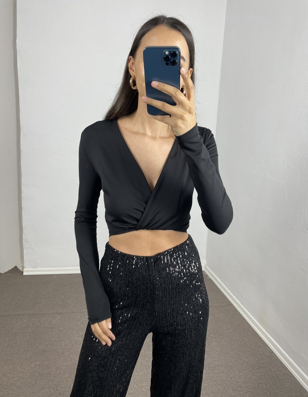 Siyah Beli Lastikli Kısa Bluz