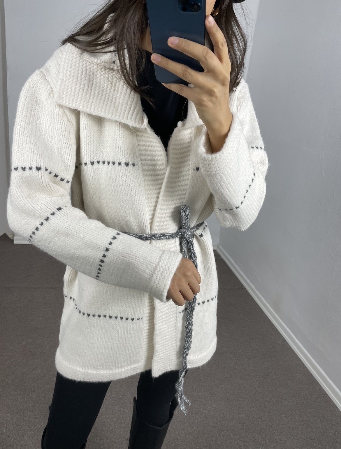 Ekru Geniş Yakalı Kuşaklı Hırka