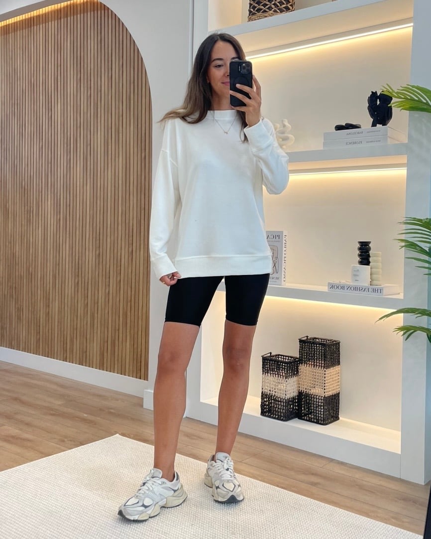 Selara Beyaz Yanları Yırtmaçlı Sweatshirt