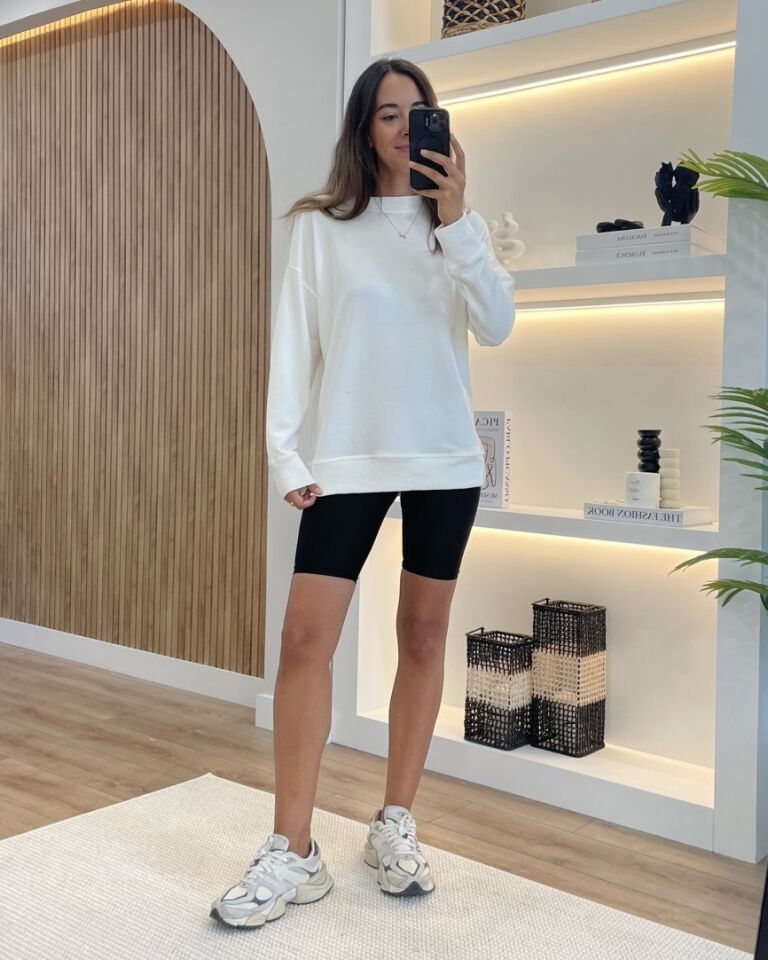 Selara Beyaz Yanları Yırtmaçlı Sweatshirt