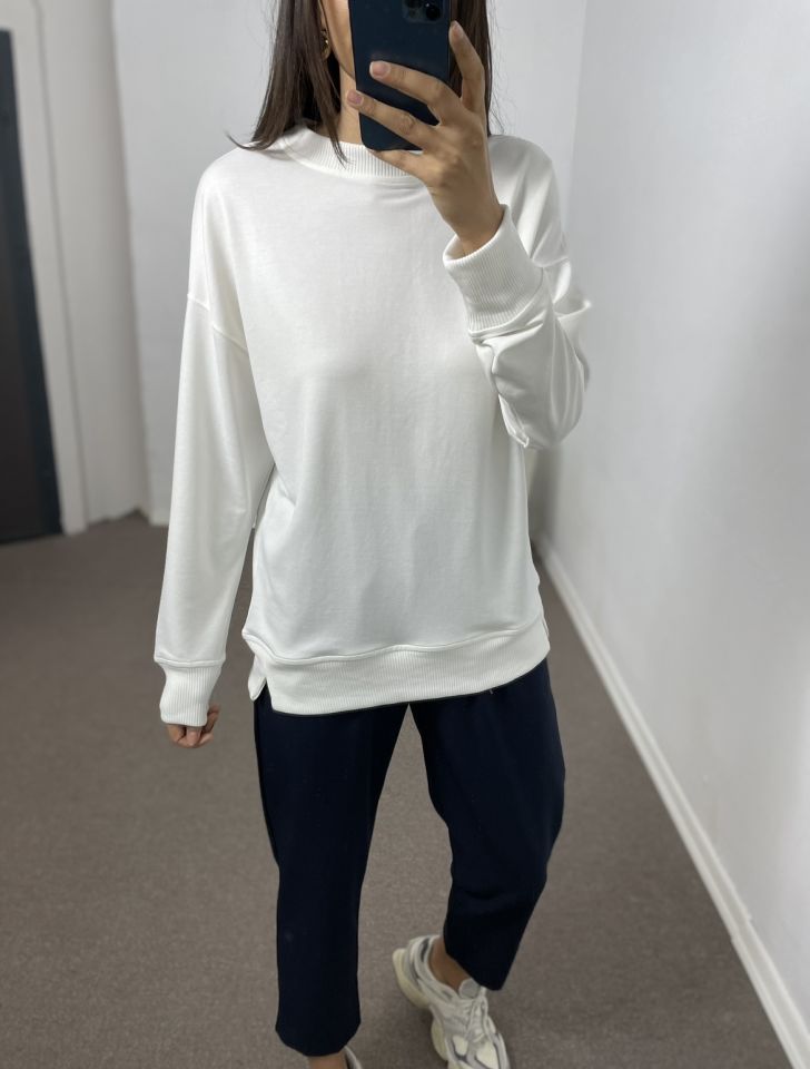 Beyaz Yanları Yırtmaçlı Sweatshirt