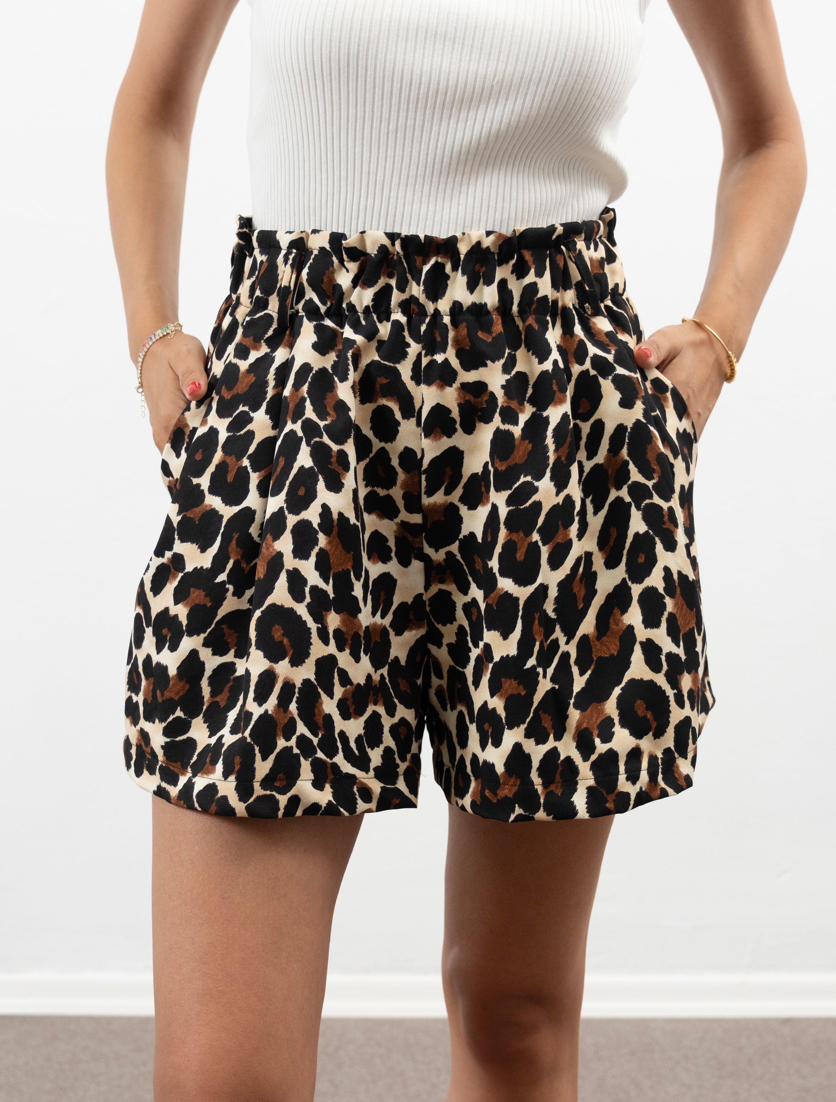 Leopar Desenli Beli Lastikli Şort