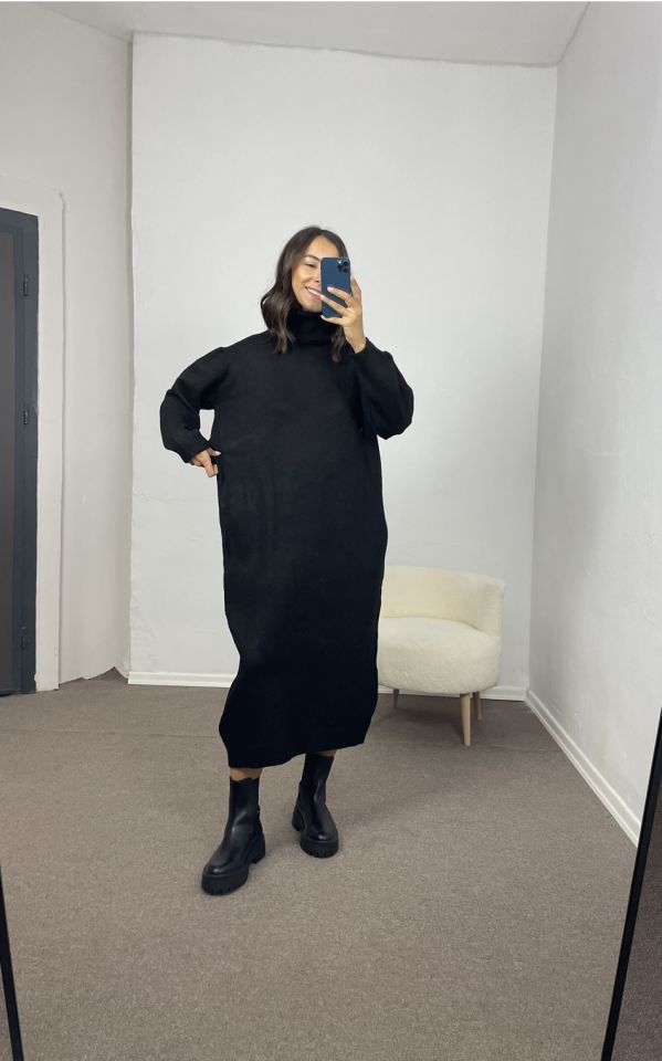 Siyah Boğazlı Oversize Triko Elbise
