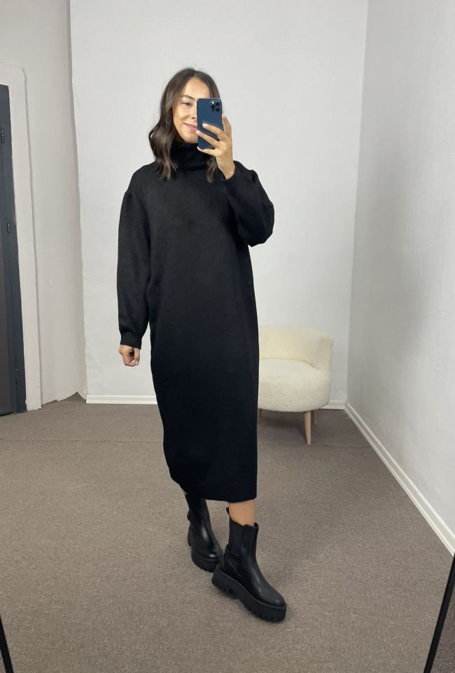 Siyah Boğazlı Oversize Triko Elbise