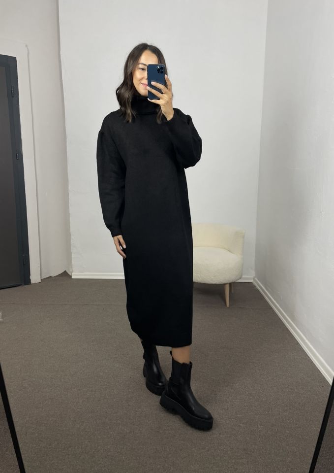 Aurelia Siyah Boğazlı Oversize Triko Elbise