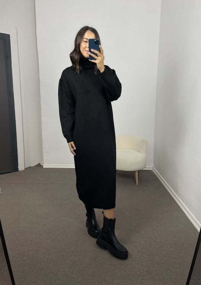 Aurelia Siyah Boğazlı Oversize Triko Elbise