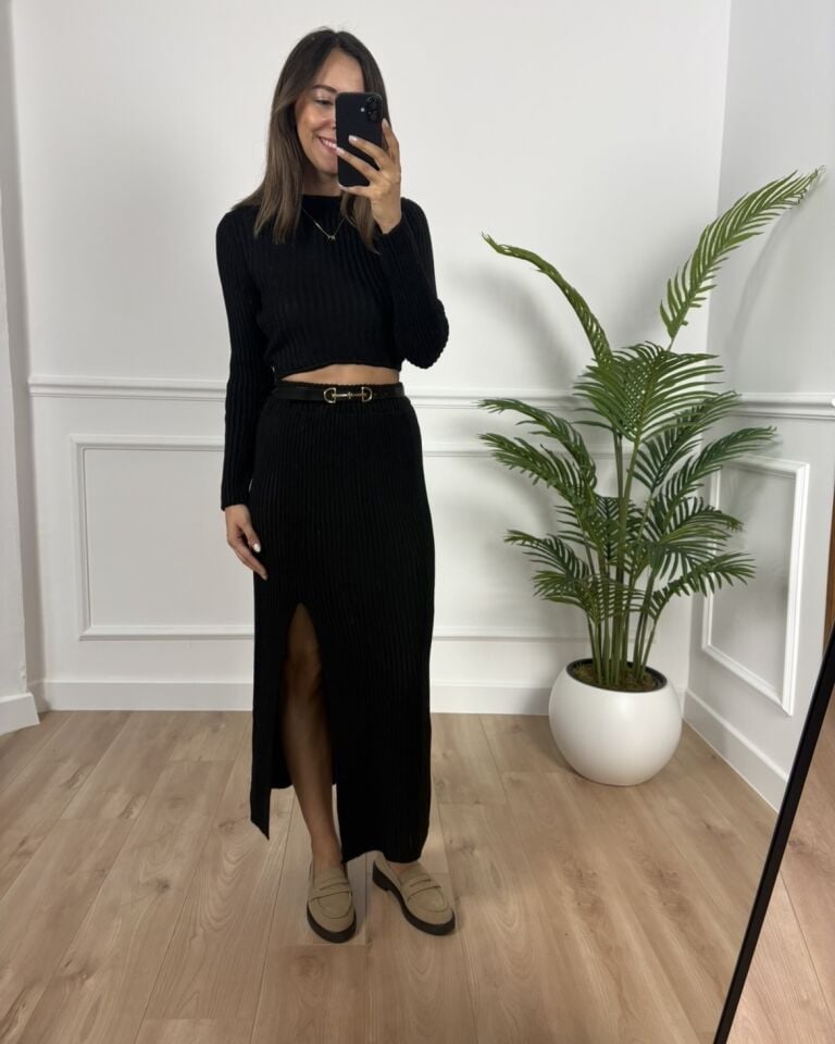 Nora Siyah Yırtmaçlı Etek Triko Takım