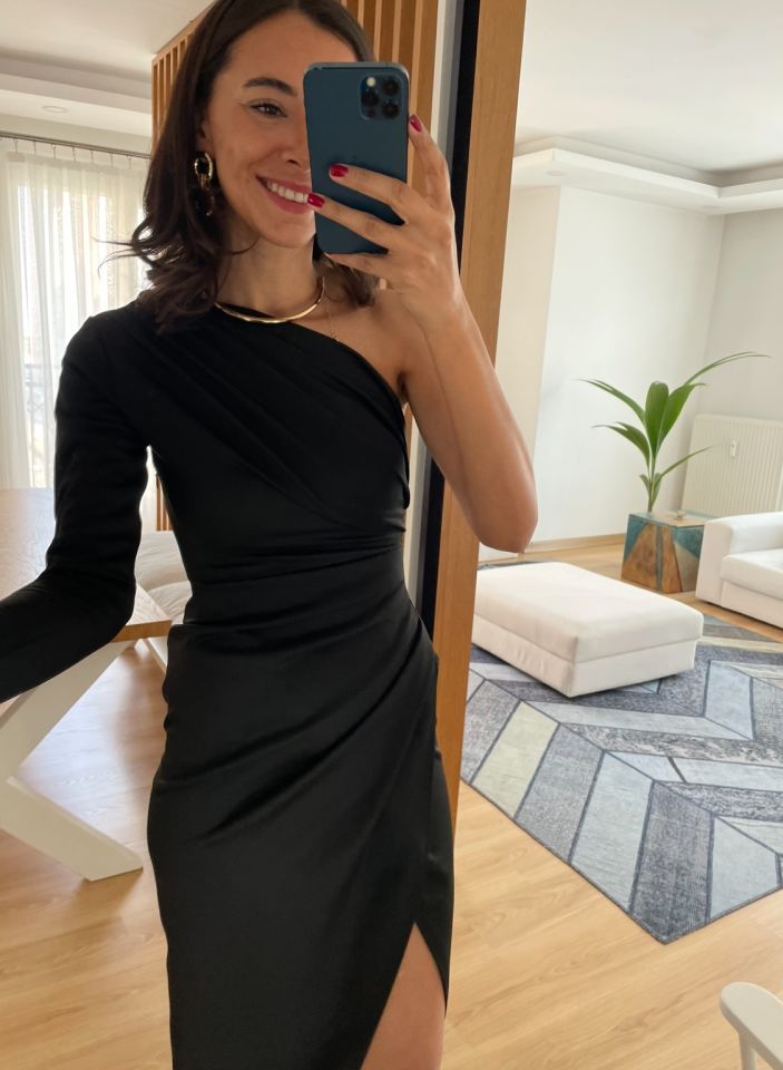 Livia Siyah Drapeli Tek Omuz Premium Elbise