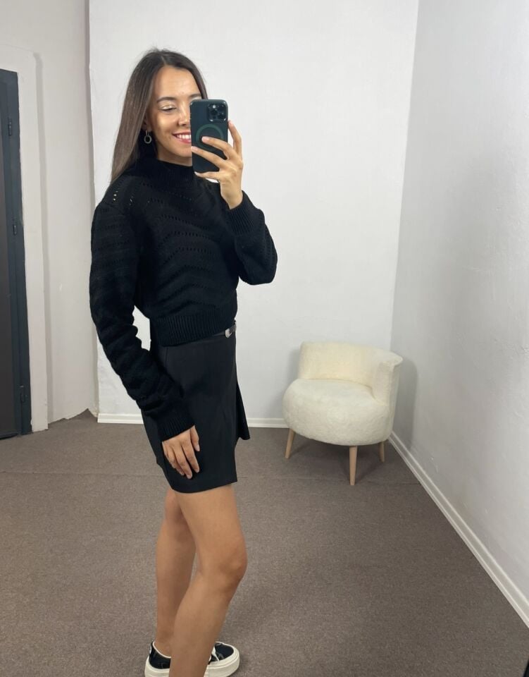 Siyah Delikli Dik Yaka Kazak