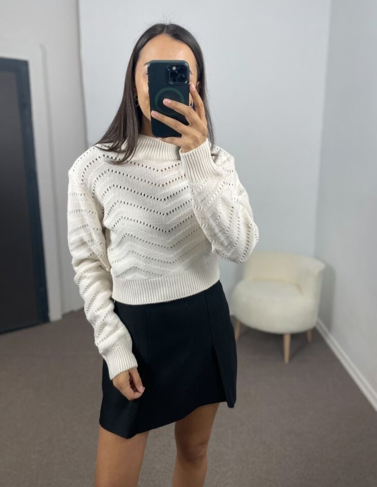 Ekru Delikli Dik Yaka Kazak