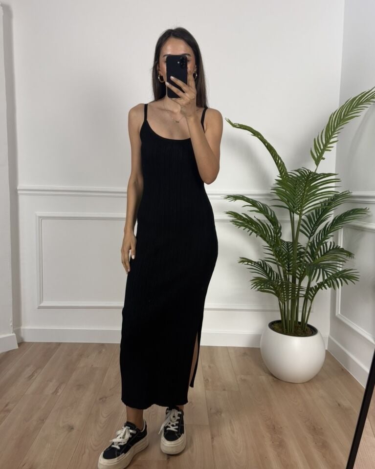 Carla Siyah Dlv Askılı Yırtmaçlı Triko Elbise