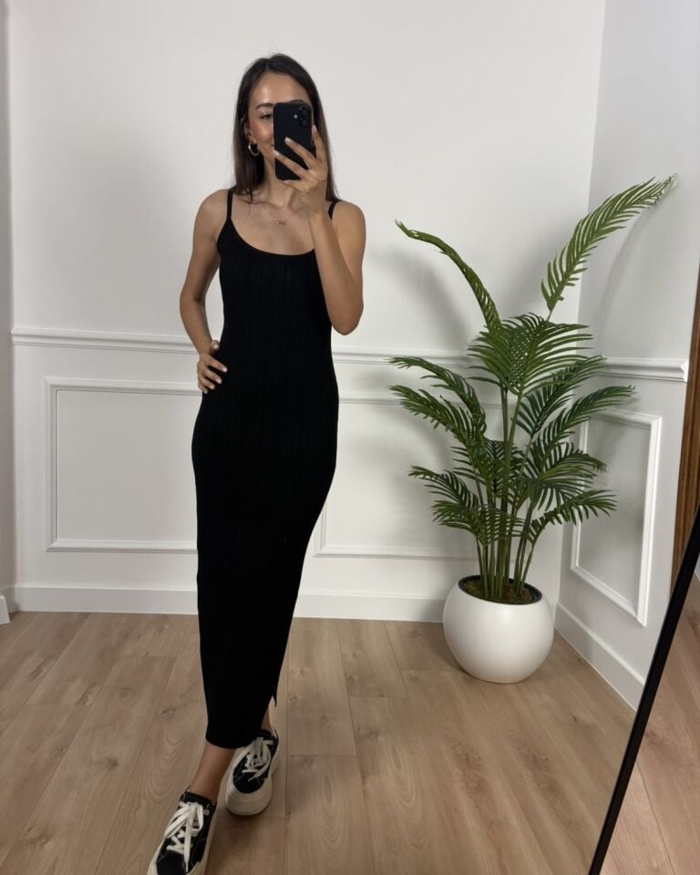 Carla Siyah Dilvin Askılı Yırtmaçlı Triko Elbise