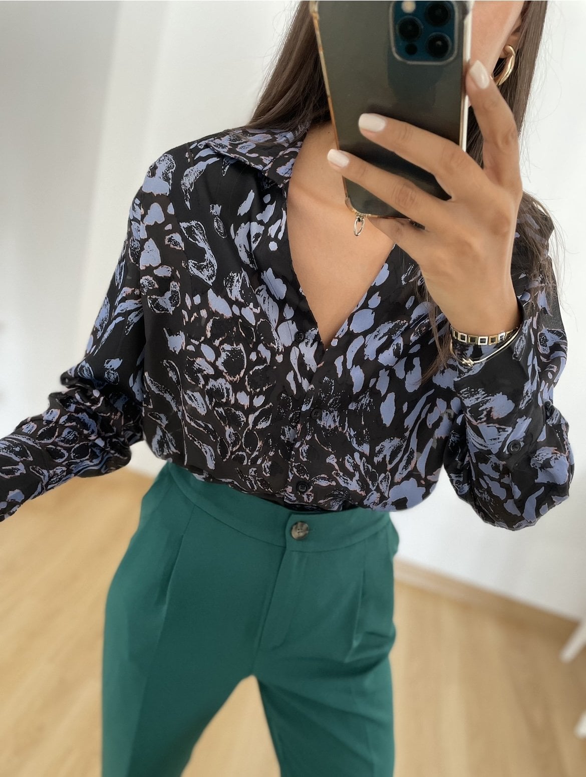 Maelle Siyah Mavi Desenli Yırtmaçlı Gömlek