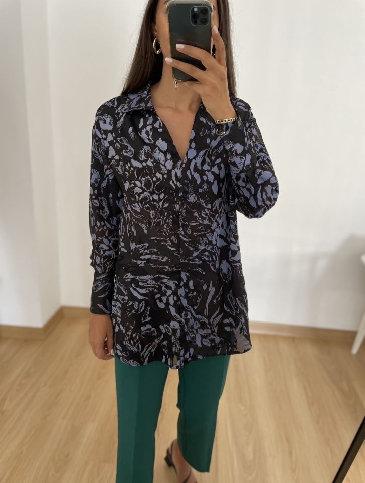 Maelle Siyah Mavi Desenli Yırtmaçlı Gömlek