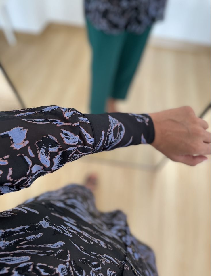 Maelle Siyah Mavi Desenli Yırtmaçlı Gömlek