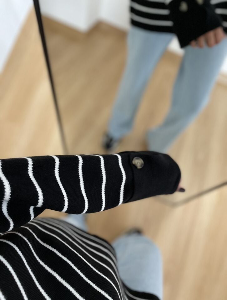 Larisca Siyah Çizgili Kol Detaylı Triko