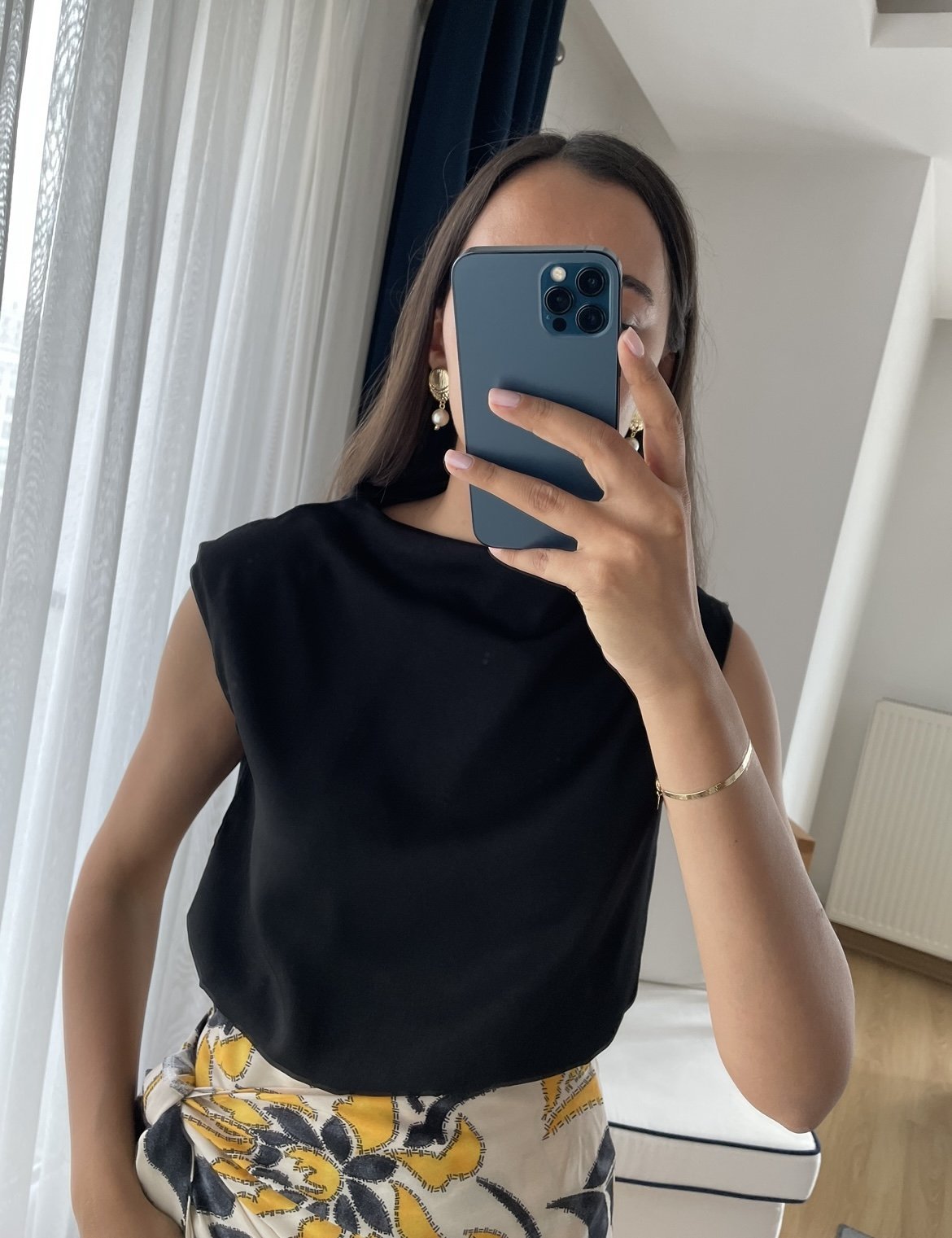 Siyah Beli Lastikli Vatkalı Saten Bluz