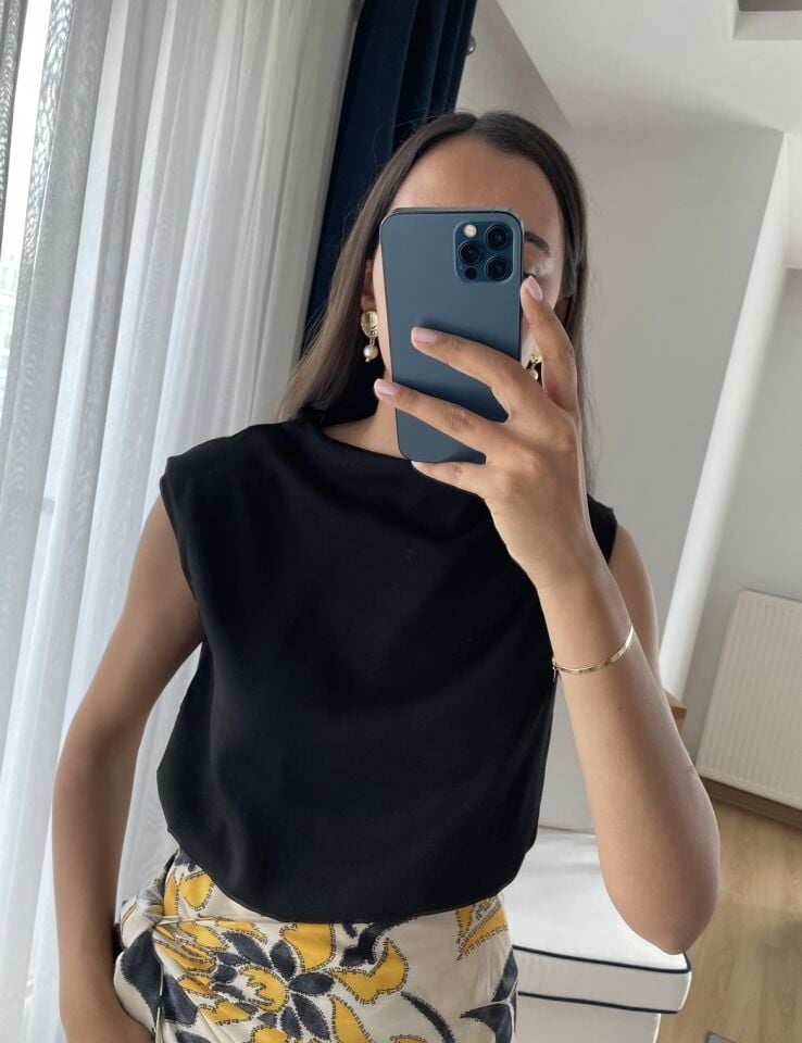 Siyah Beli Lastikli Vatkalı Saten Bluz