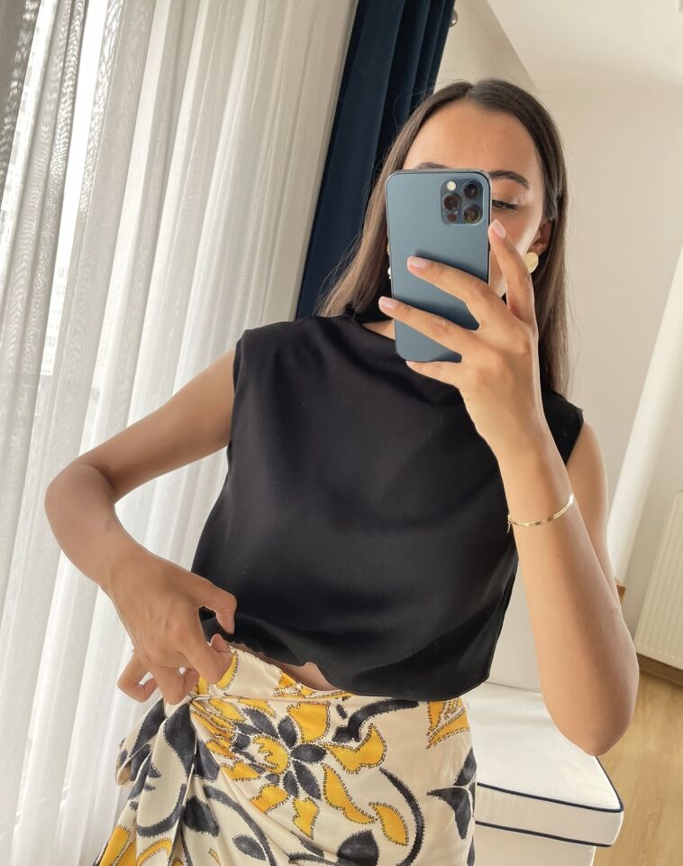 Siyah Beli Lastikli Vatkalı Saten Bluz