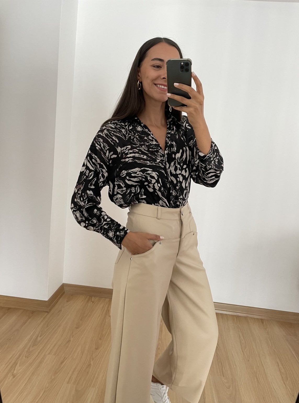 Maelle Siyah Bej Desenli Yırtmaçlı Gömlek