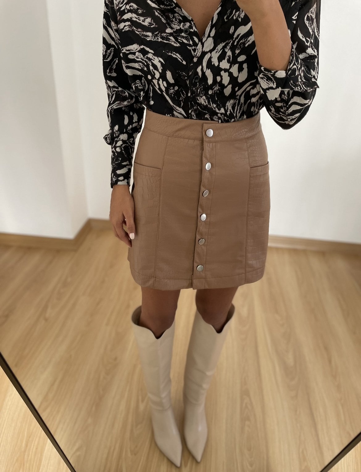 Zoe Taba Desenli Düğmeli Deri Etek